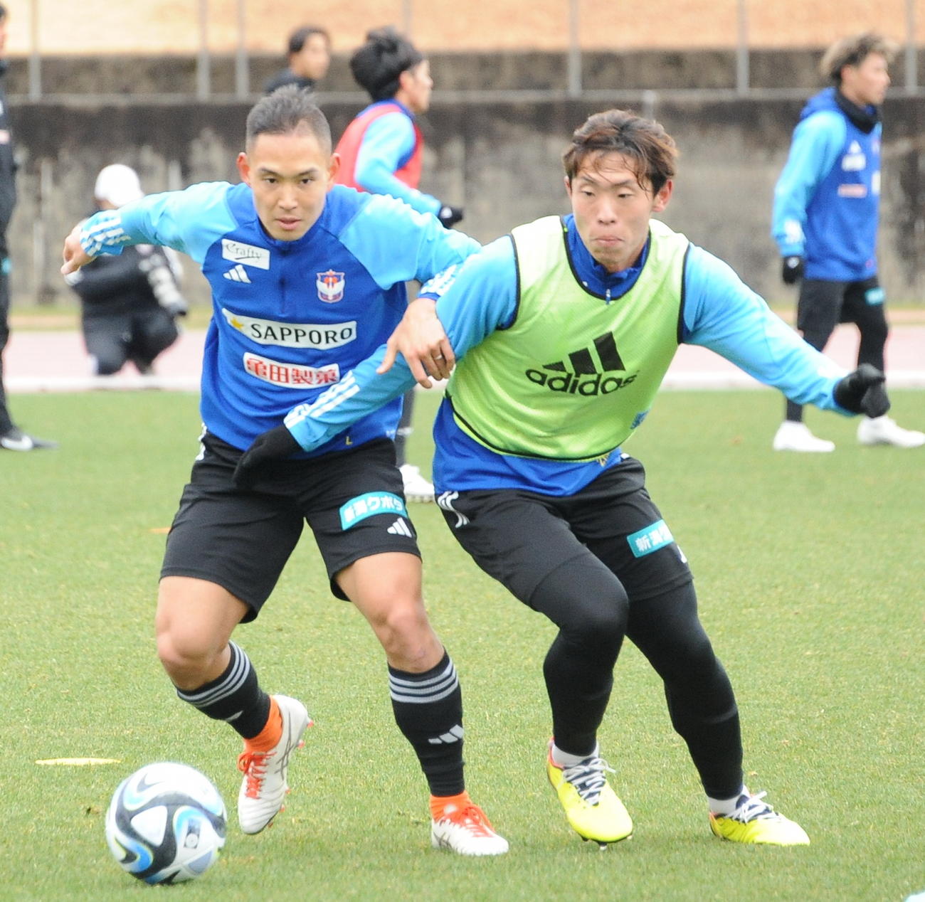 渡辺（右）と競り合う早川（7日撮影）