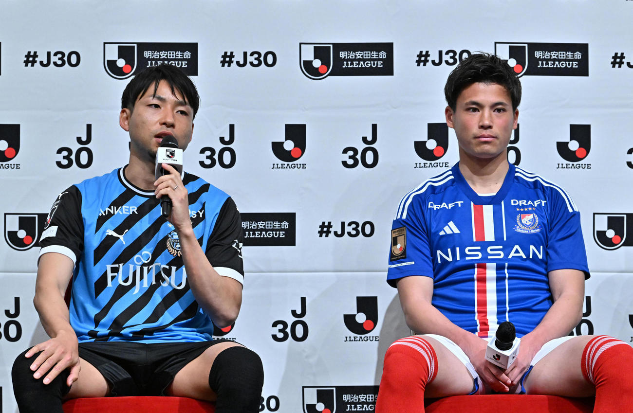 会見で意気込みを語る川崎F小林。右は横浜宮市（2023年2月撮影）