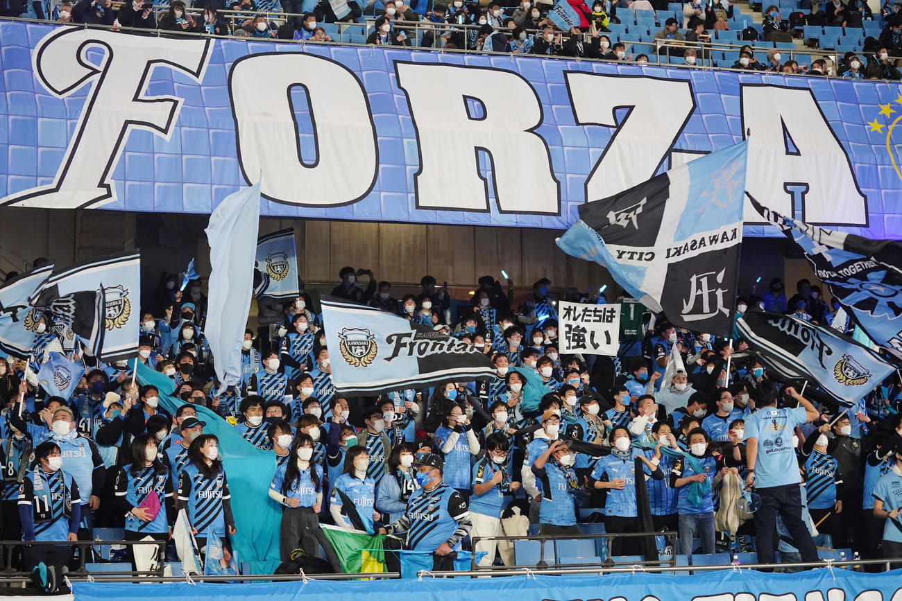 川崎F対横浜　試合前、声を出し、盛り上がる川崎Fサポーター（撮影・狩俣裕三）