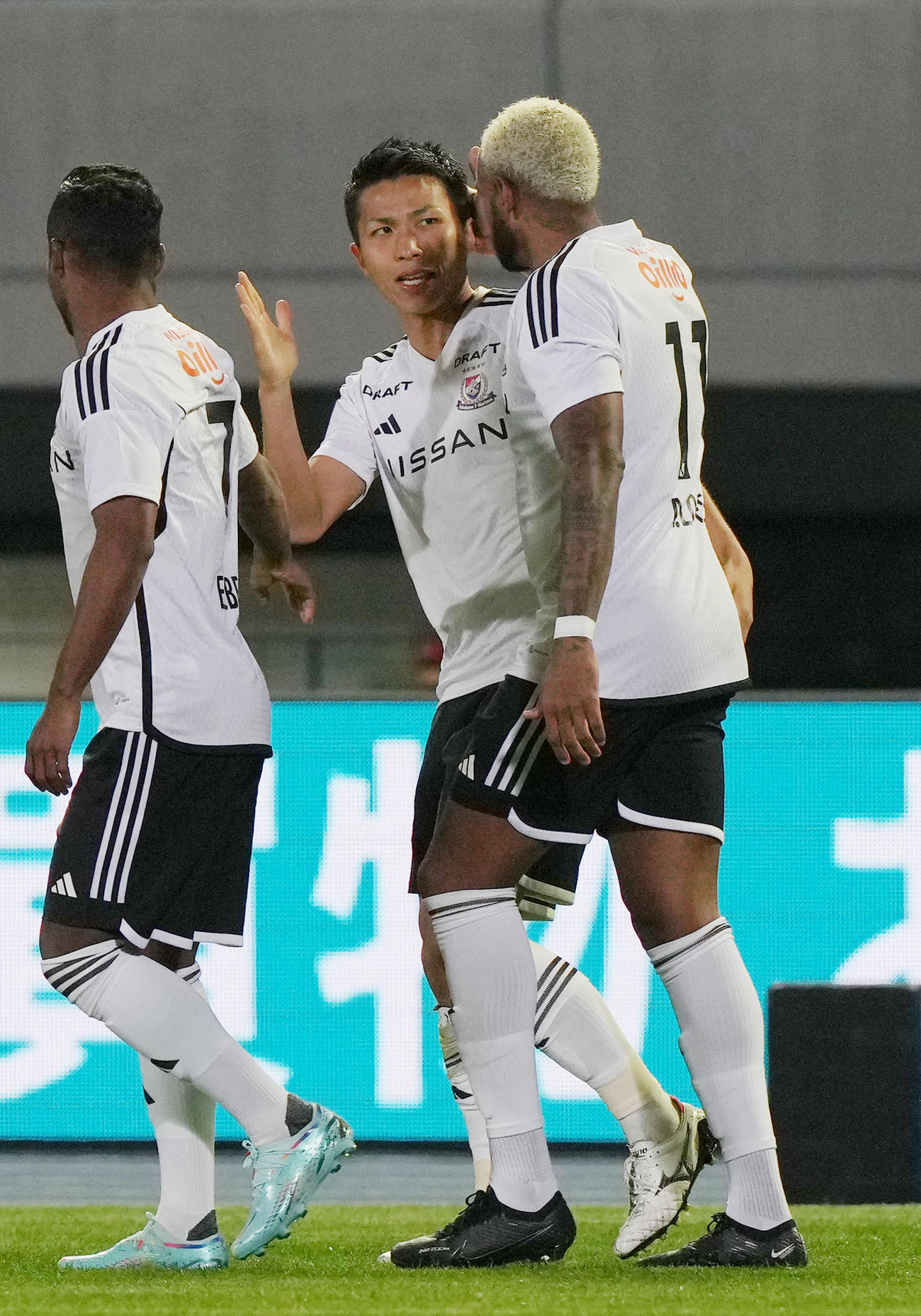 川崎F対横浜　前半、先制ゴールを決め、チームメートと喜ぶ横浜西村（中央）（撮影・狩俣裕三）