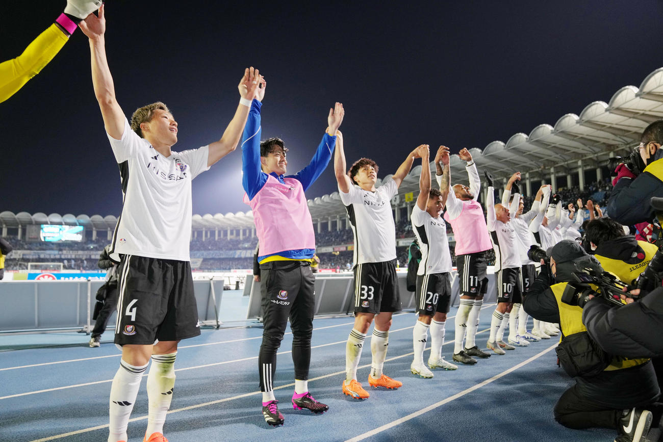 川崎F対横浜　試合後、サポーターと開幕戦勝利を喜び合う畠中（左）ら横浜の選手たち（撮影・狩俣裕三）