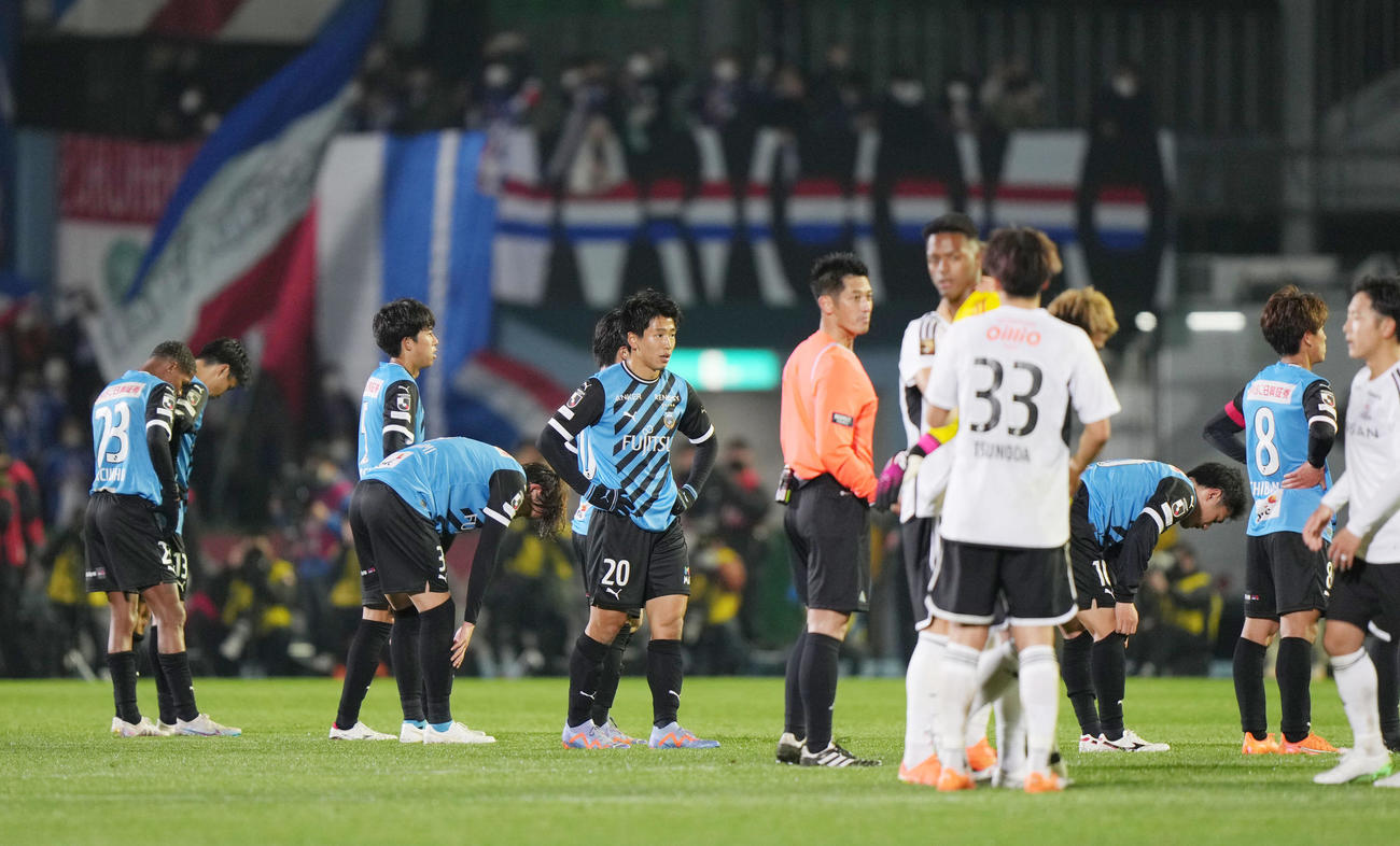 川崎F対横浜　開幕戦に敗れて肩を落とす川崎Fの選手たち（撮影・狩俣裕三）