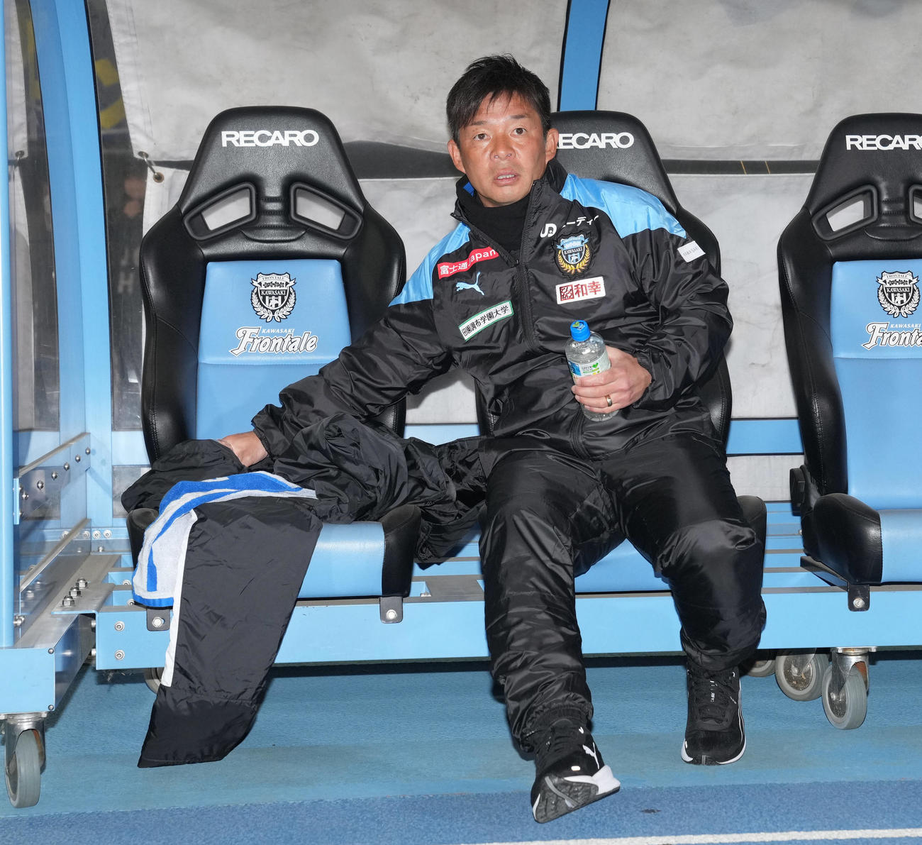 川崎F対横浜　試合前、ベンチに座る川崎F鬼木監督（撮影・狩俣裕三）