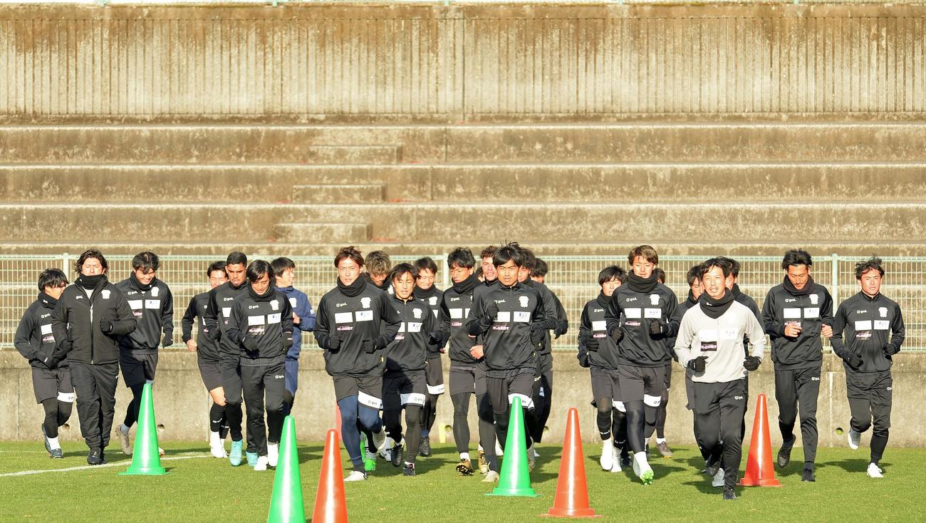 そろってジョギングする藤枝の選手たち（1月29日撮影）