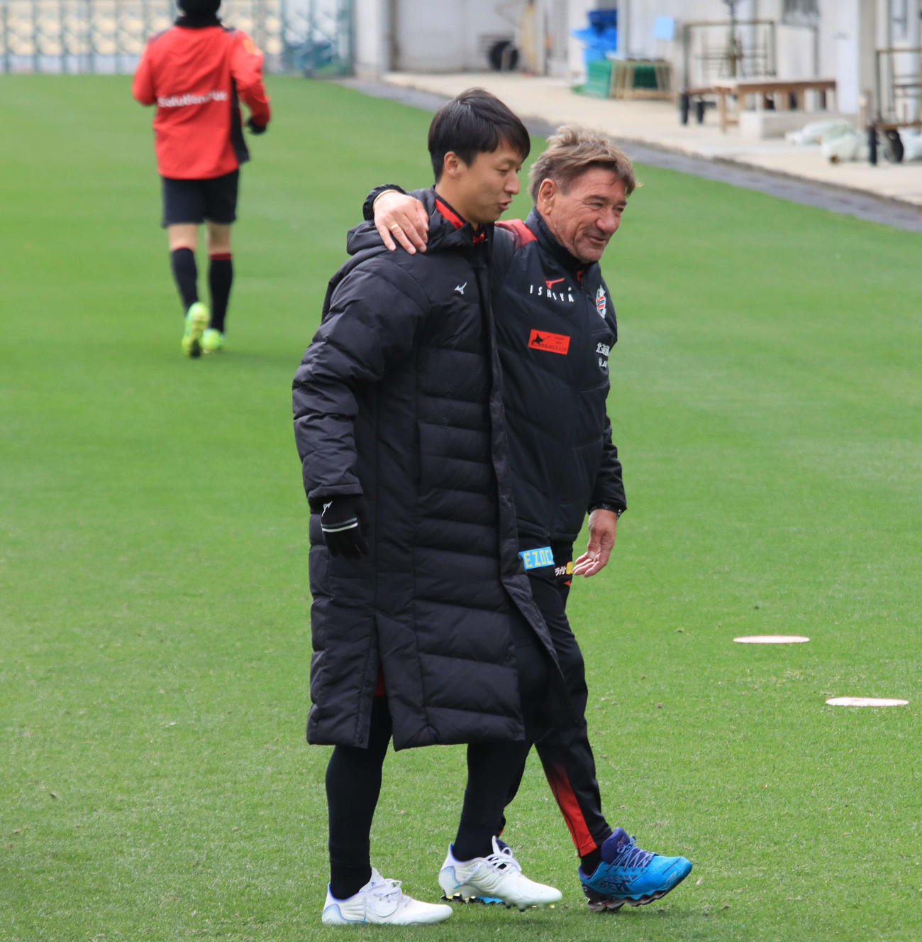 開幕戦前日練習を終え話をする札幌ペトロビッチ監督（右）と荒野（撮影・保坂果那）