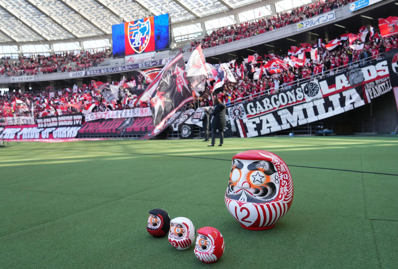 東京対浦和　浦和サポーターの前に飾られた必勝ダルマ（撮影・狩俣裕三）