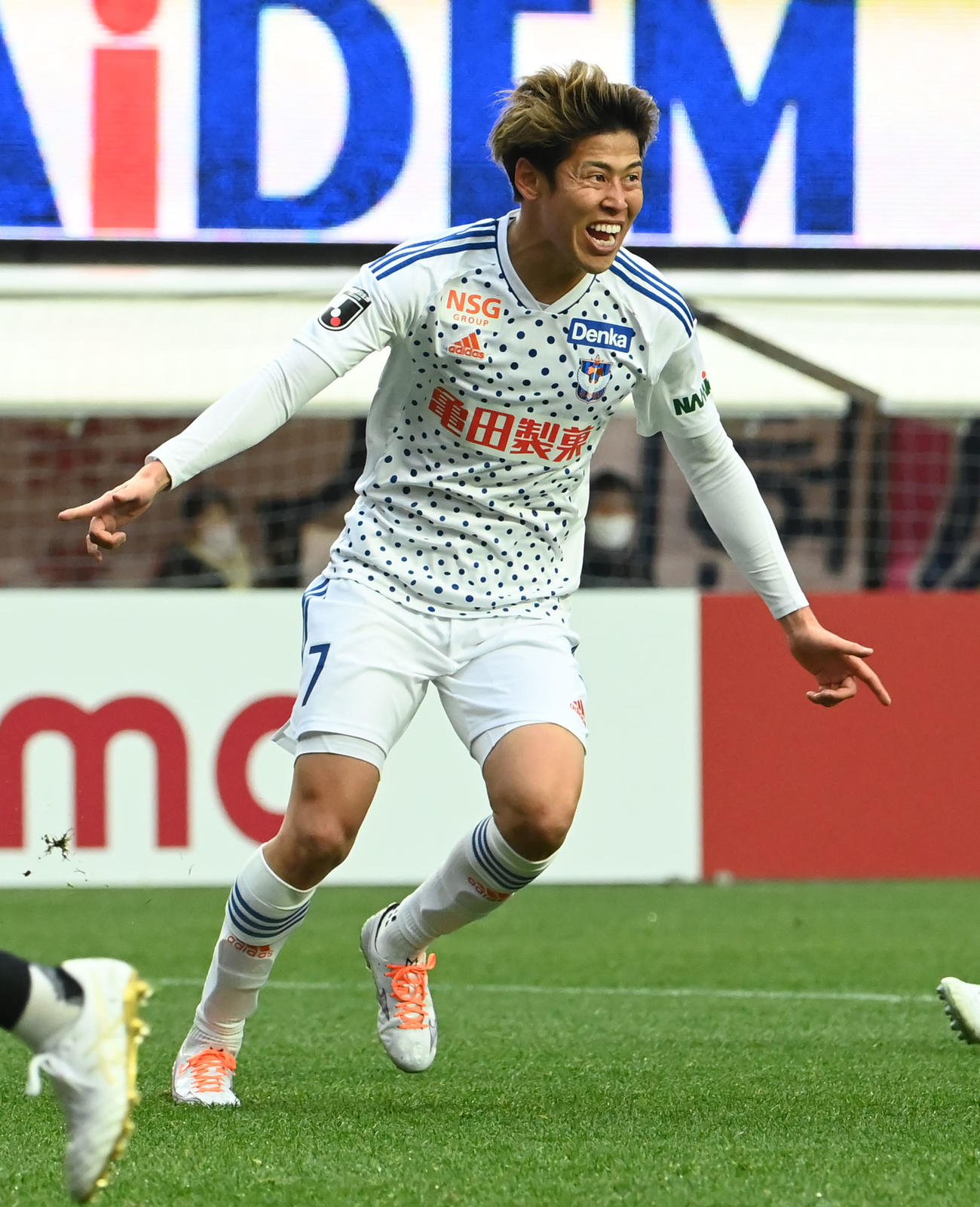 セレッソ大阪対アルビレックス新潟　前半、シュートを決め喜ぶアルビレックス新潟谷口（撮影・石井愛子）