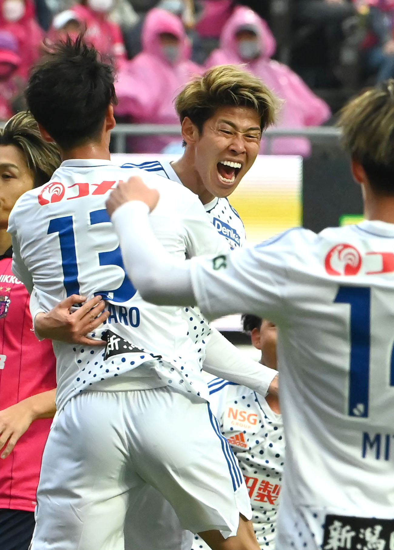 前半、シュートを決め喜ぶアルビレックス新潟谷口（中央）（撮影・石井愛子）