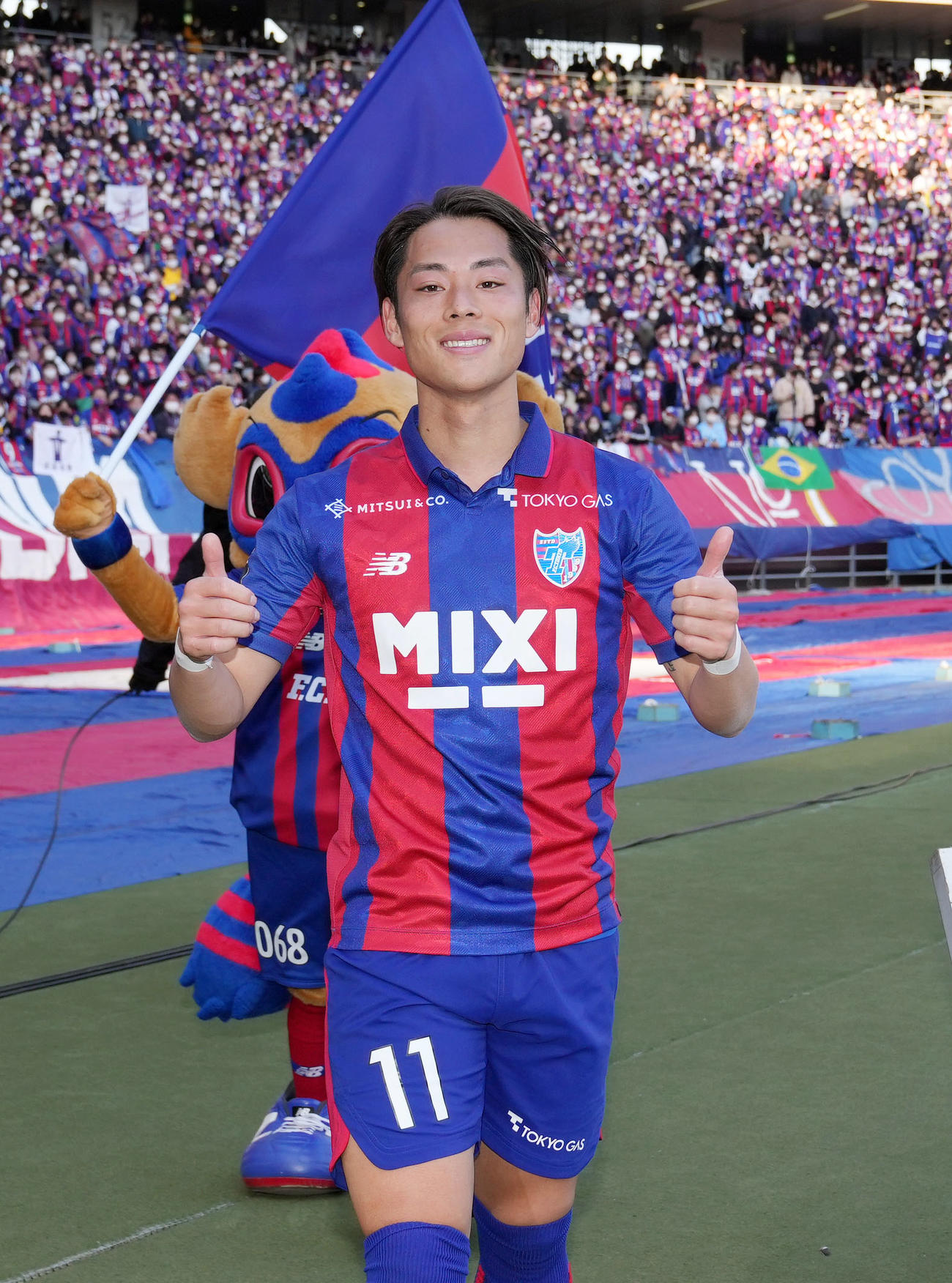 東京対浦和　試合後、サムズアップポーズを決める東京渡辺（撮影・狩俣裕三）