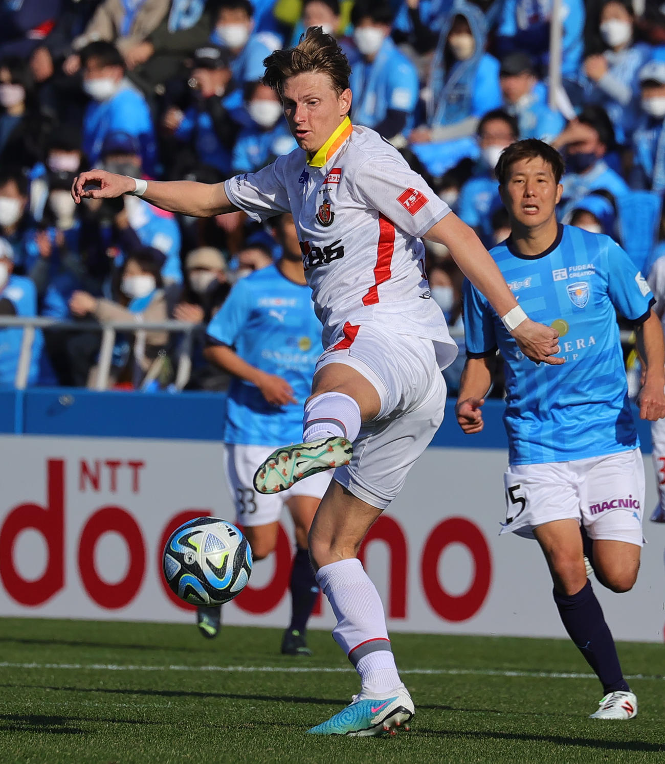横浜FC対名古屋　後半、トラップする名古屋キャスパー・ユンカー（撮影・野上伸悟）