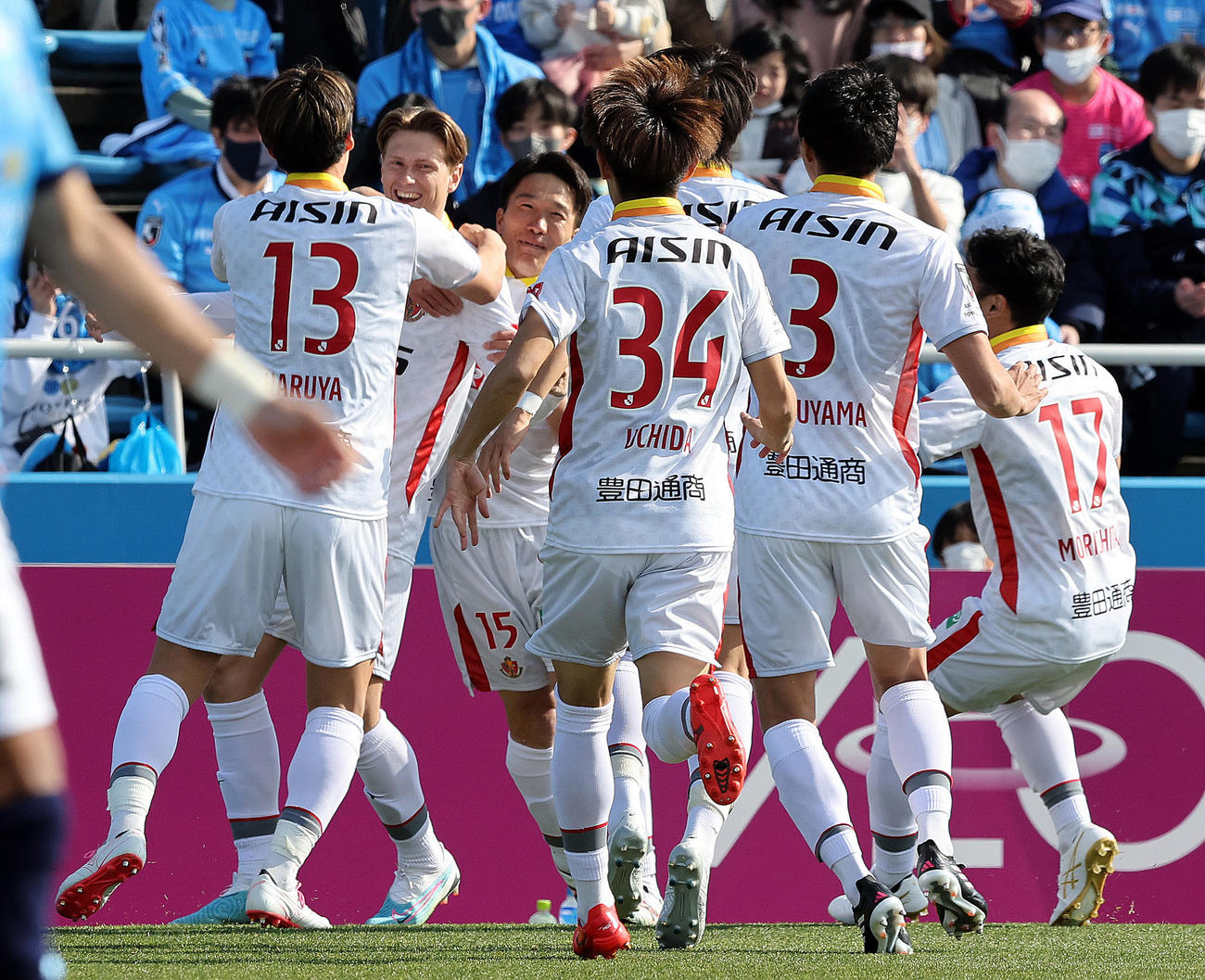 横浜FC対名古屋　前半、先制ゴールを決め喜ぶ名古屋ユンカー（左から2人目）（撮影・野上伸悟）