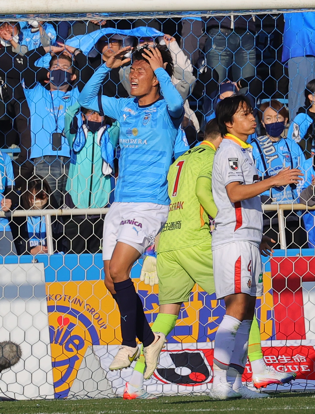 横浜F対名古屋　後半、ゴールならず悔しがる横浜F小川航（撮影・野上伸悟）
