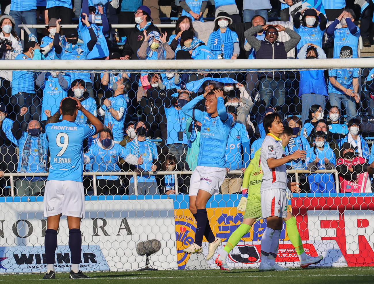 横浜F対名古屋　後半、ゴールならず悔しがる横浜F小川航（撮影・野上伸悟）