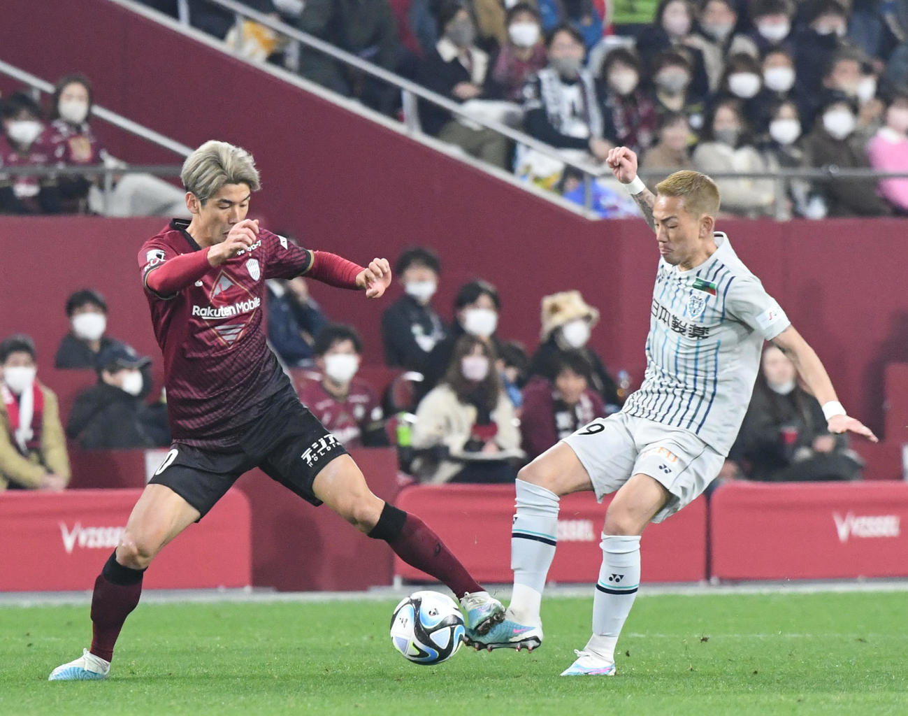 神戸対福岡　後半、ボールを奪い合う福岡MF井手口（右）と神戸FW大迫（撮影・滝沢美穂子）