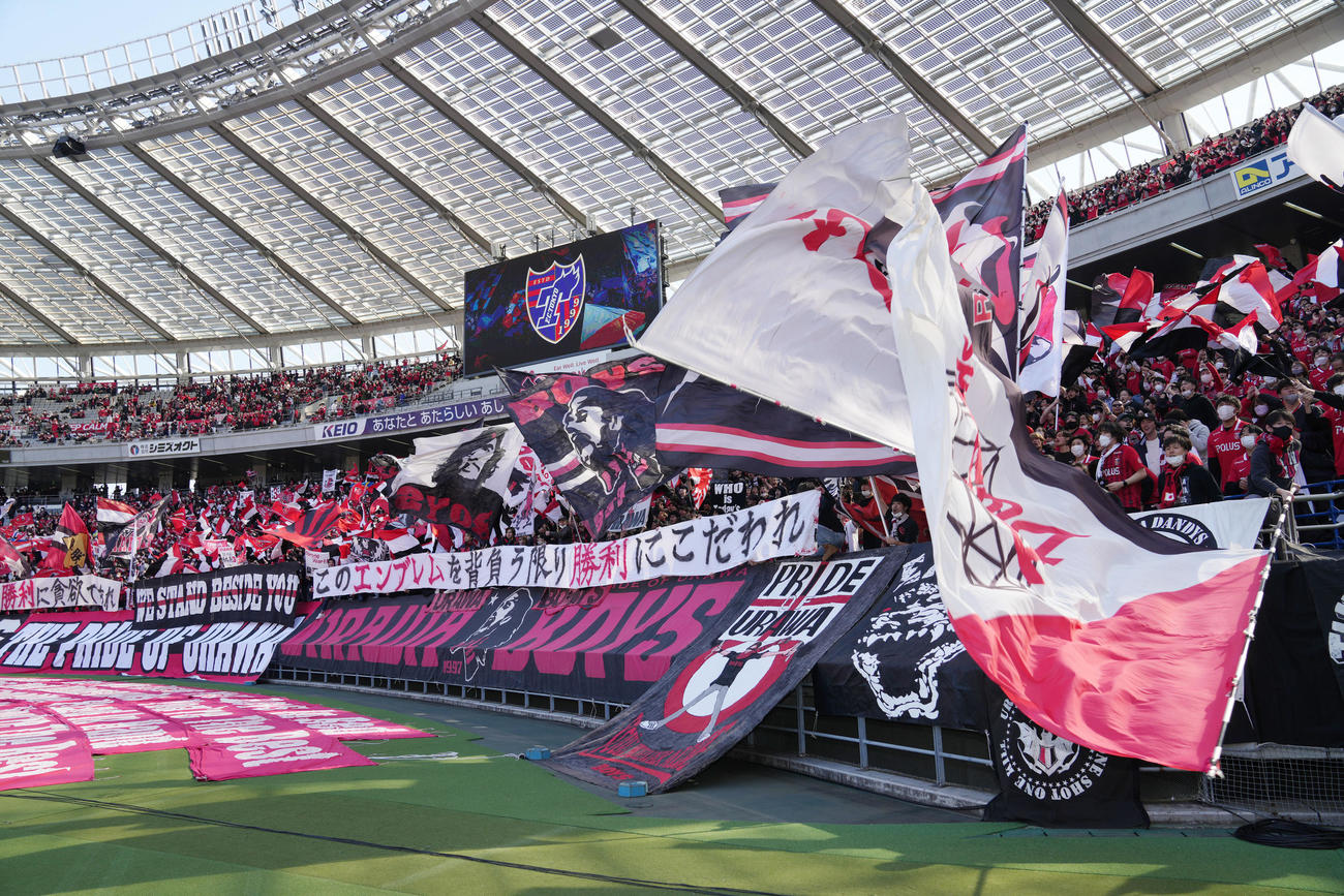 東京対浦和　試合前に盛り上がる浦和サポーター（撮影・狩俣裕三）