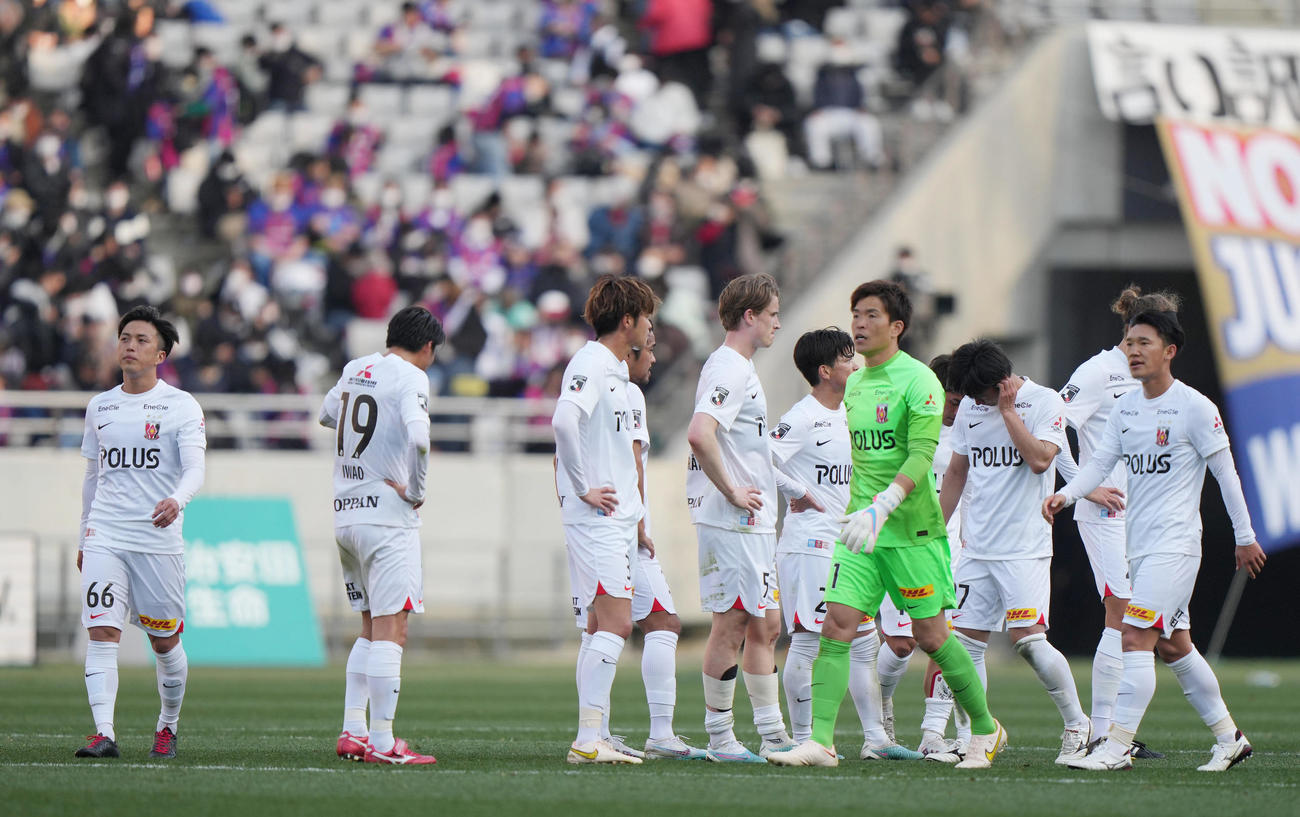 東京対浦和　試合後、悔しそうな表情の浦和イレブン（撮影・狩俣裕三）