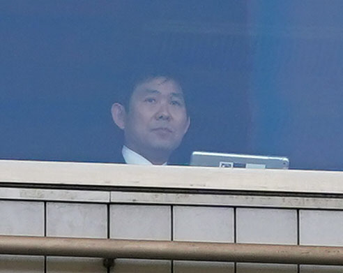 東京対浦和　視察する日本代表森保監督（撮影・狩俣裕三）
