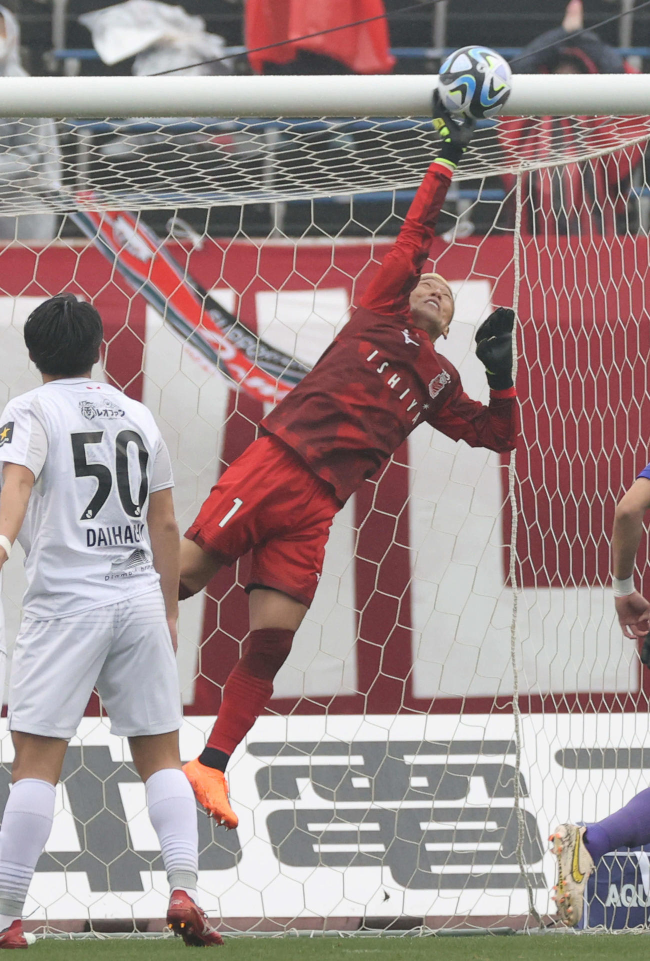 広島対札幌　前半　セーブする札幌GK菅野（撮影・加藤孝規）