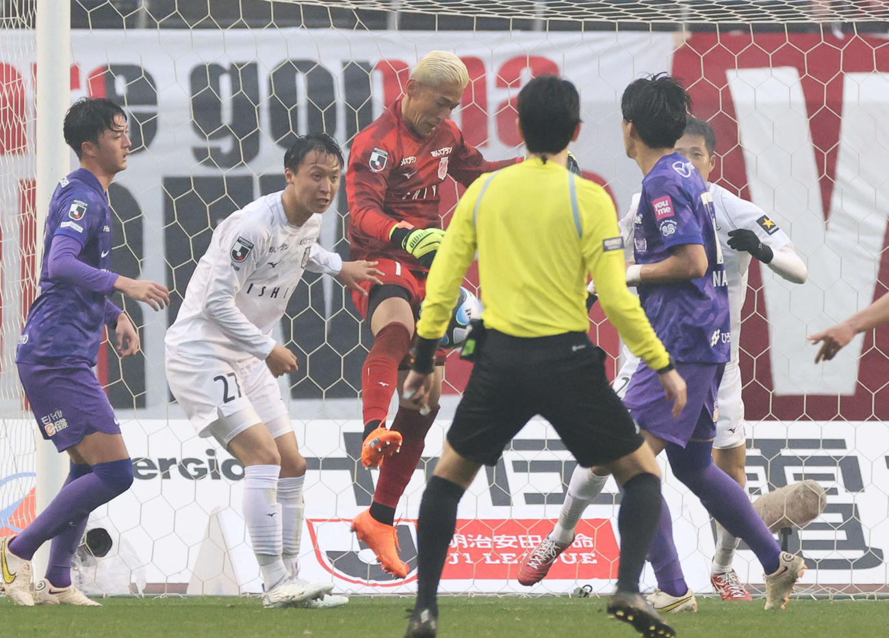 広島対札幌　前半　セーブする札幌GK菅野（中央）（撮影・加藤孝規）