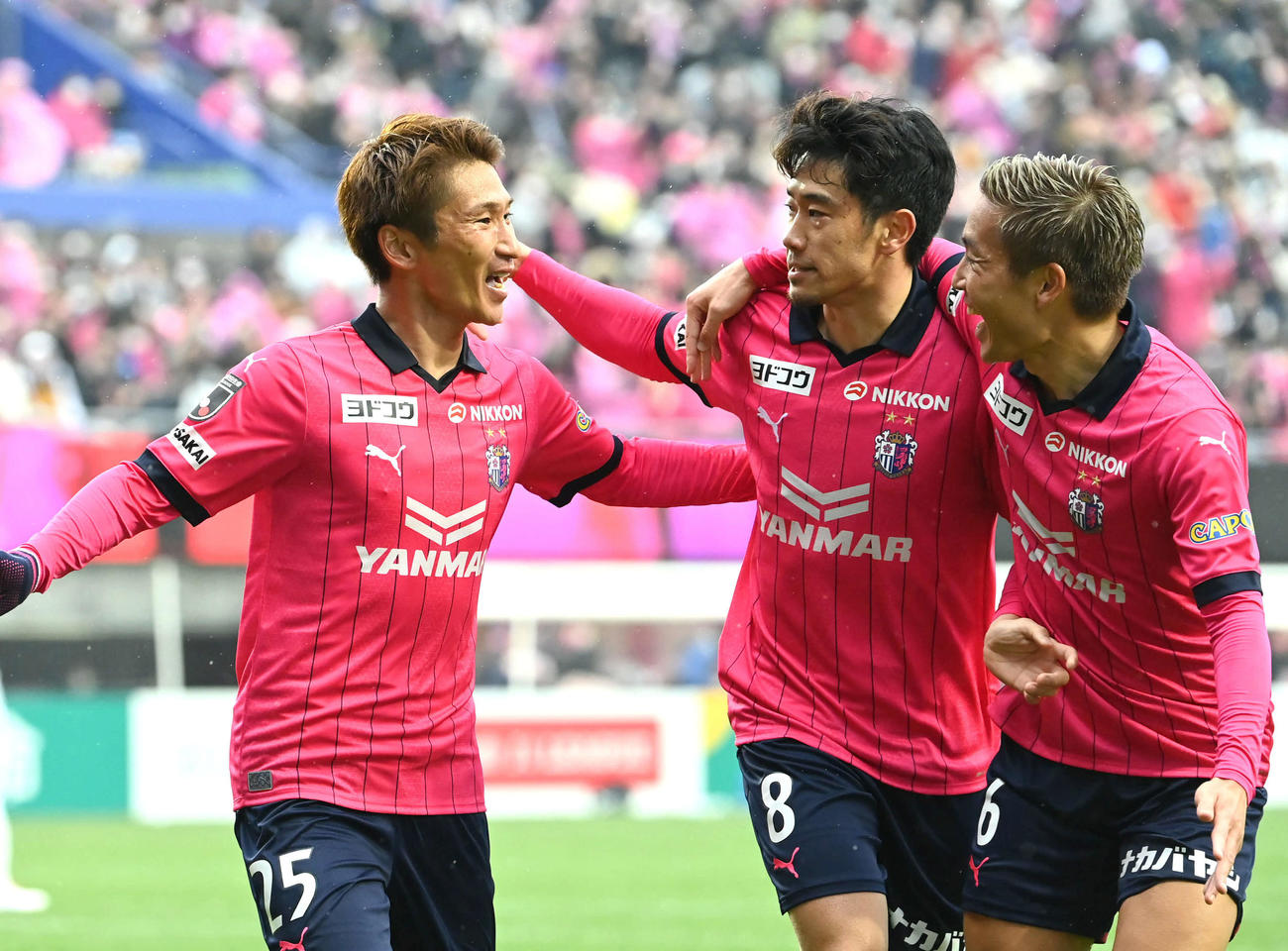 C大阪対新潟　後半、ゴールを決めたC大阪奥埜（左）と喜ぶ香川（中央）山中（右）（撮影・石井愛子）