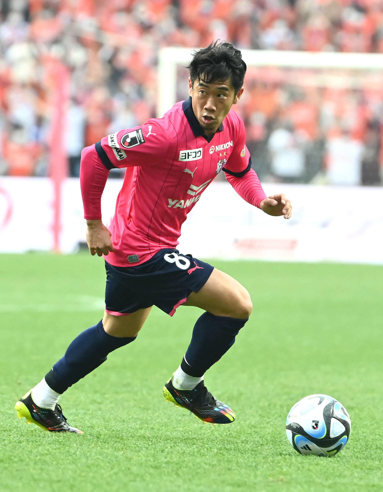 後半、攻め込むC大阪香川（撮影・石井愛子）