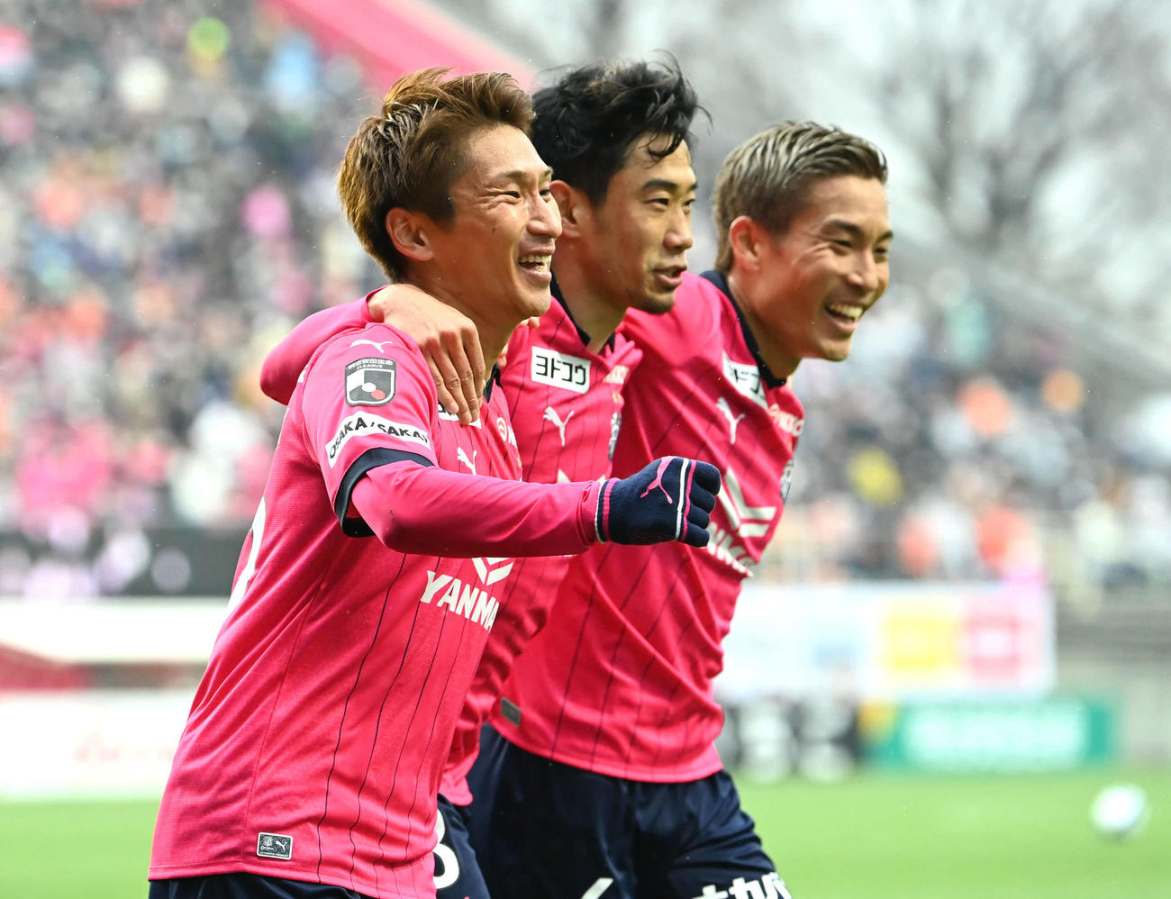 後半、ゴールを決めたC大阪奥埜（左）と喜ぶ香川（中央）山中（右）（撮影・石井愛子）