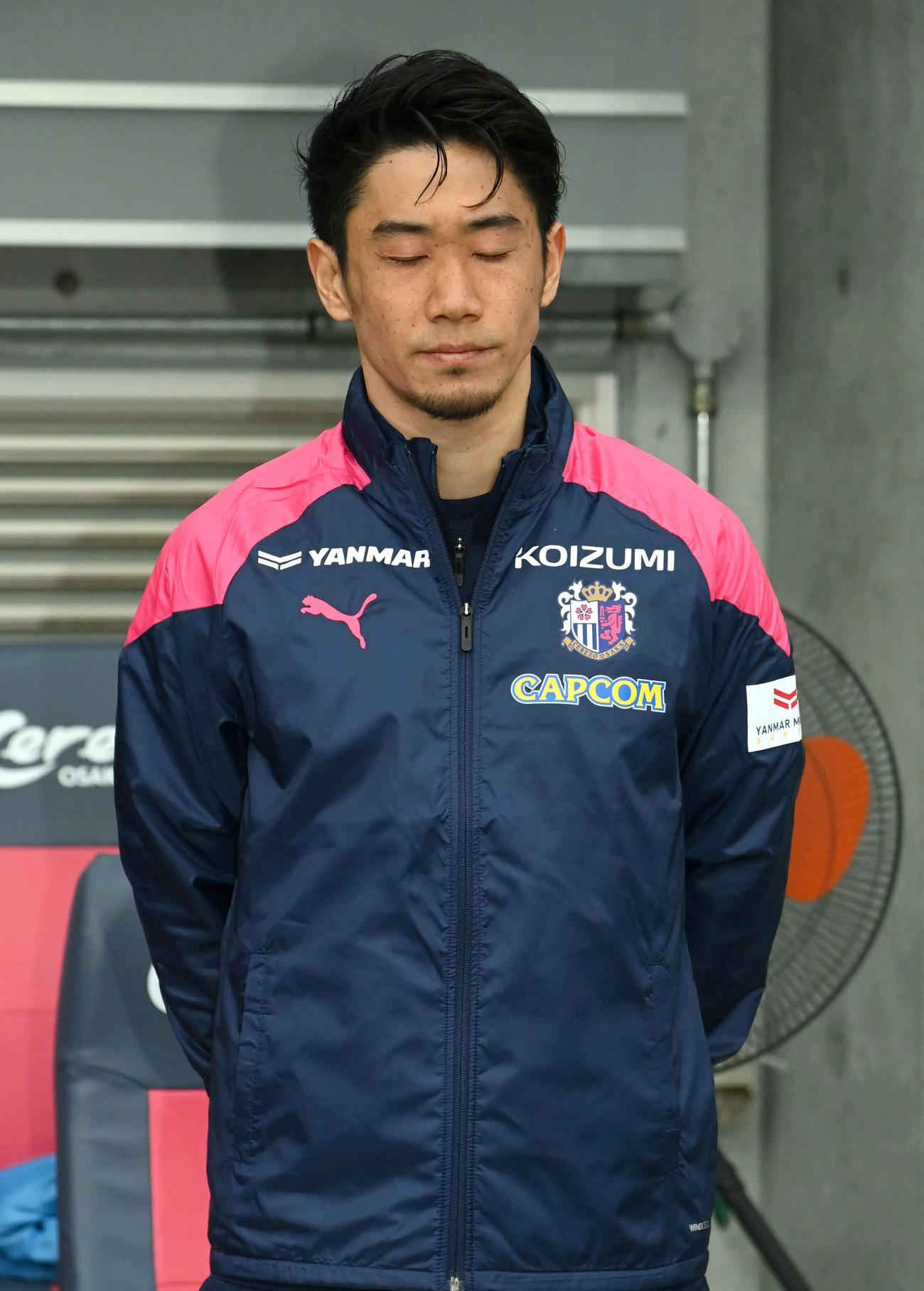 黙とうをするセレッソ大阪香川（撮影・石井愛子）