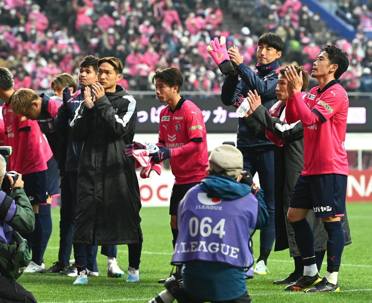 試合終了後、サポーターにあいさつをするセレッソ大阪香川（右）（撮影・石井愛子）