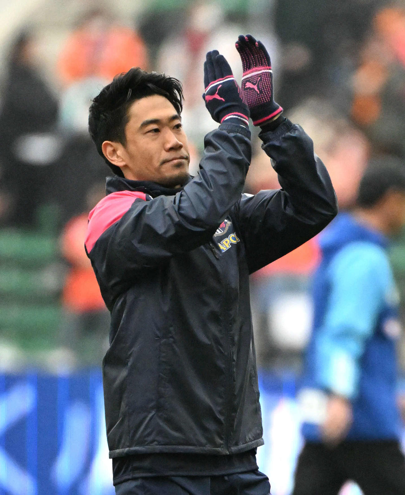 試合前にサポーターにあいさつをするセレッソ大阪香川（撮影・石井愛子）