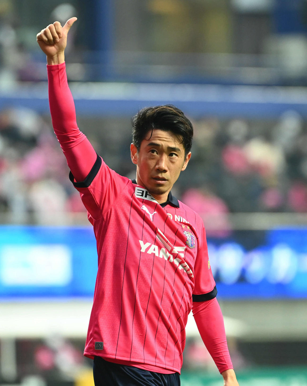 試合終了後、サポーターにあいさつをするセレッソ大阪香川（撮影・石井愛子）