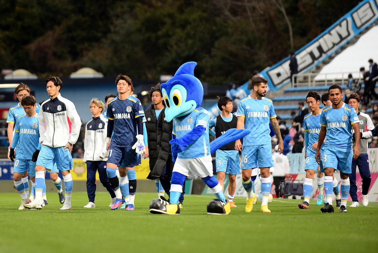 開幕戦に敗れ、厳しい表情の磐田イレブン