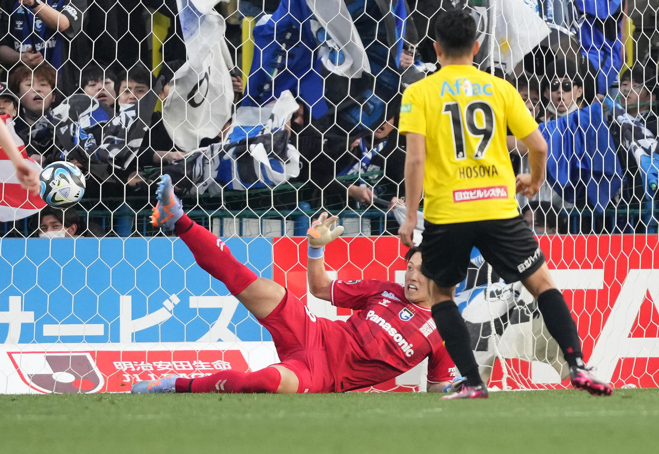 柏対G大阪　後半ロスタイム、柏細谷（右）にPKを決められるG大阪GK谷（撮影・鈴木みどり）