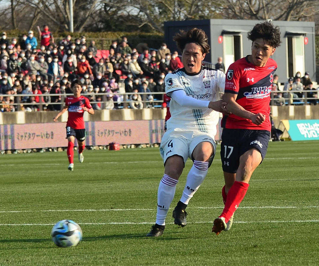 後半、いわきFW谷村（右）は、左足でシュートを放つ