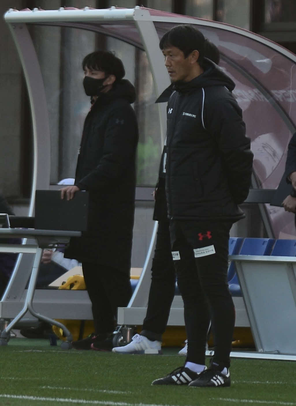 厳しい表情で戦況を見守るいわき村主監督（右）