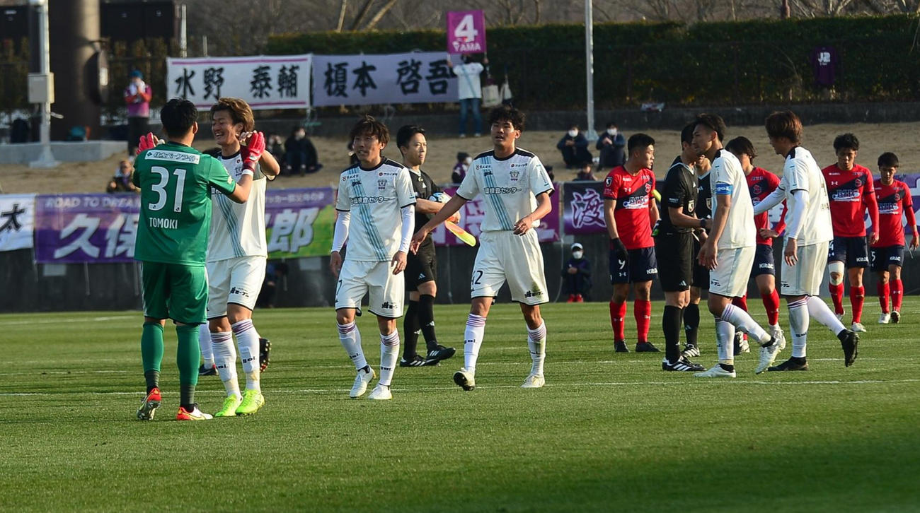 試合に勝利し、笑顔を見せる藤枝の選手たち（撮影・佐藤究）