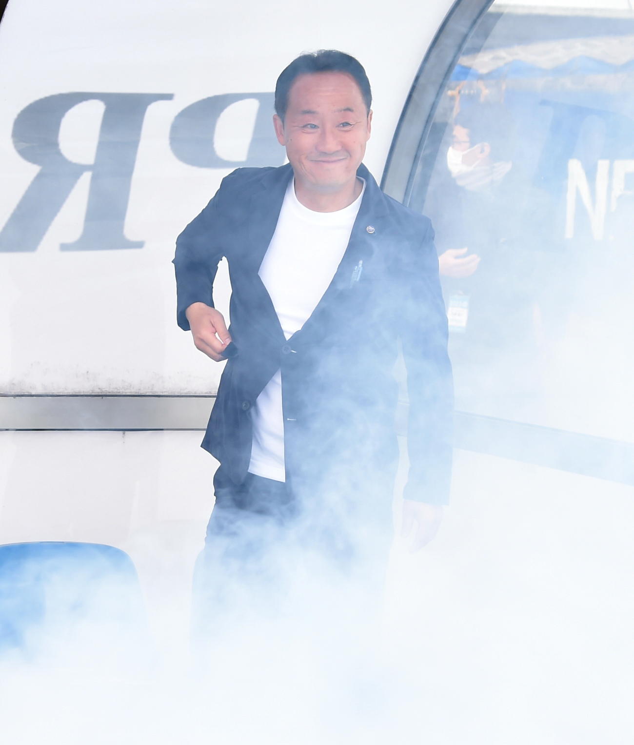 町田対仙台　試合前の演出で煙に包まれる町田・黒田監督（撮影・山田愛斗）