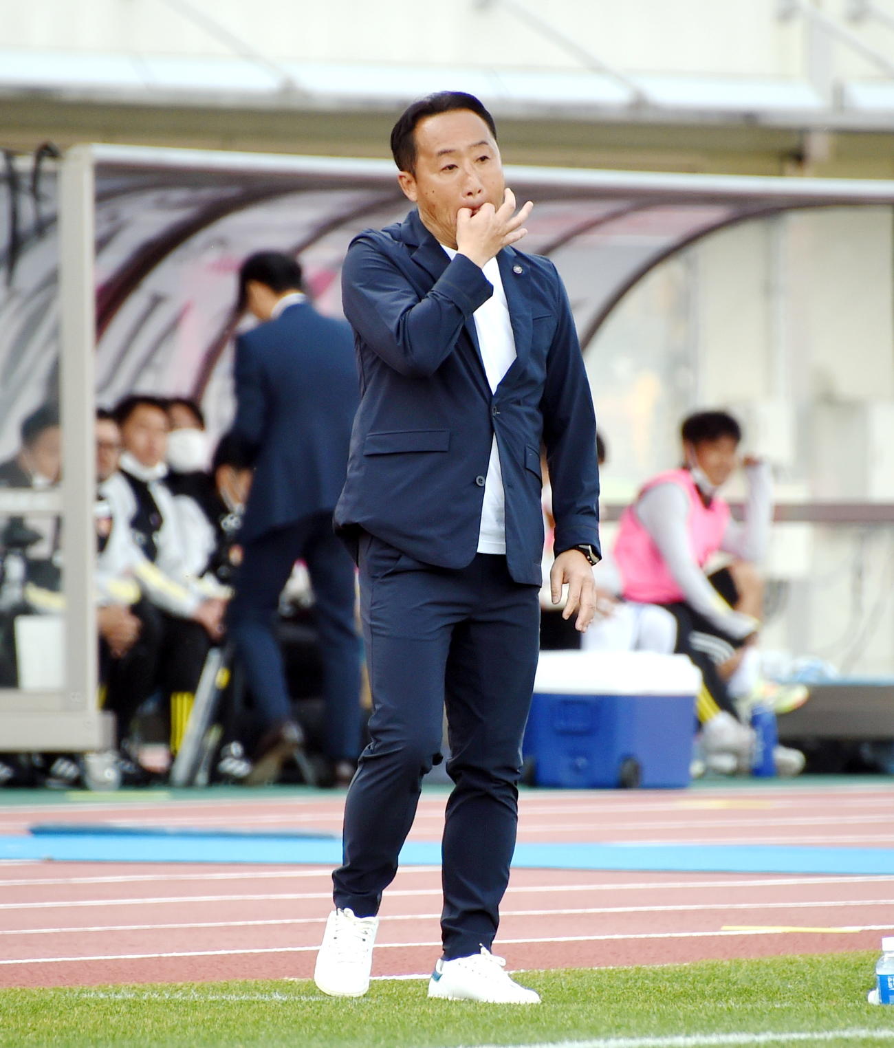 町田対仙台　ベンチ前で指笛を吹く町田・黒田監督（撮影・山田愛斗）