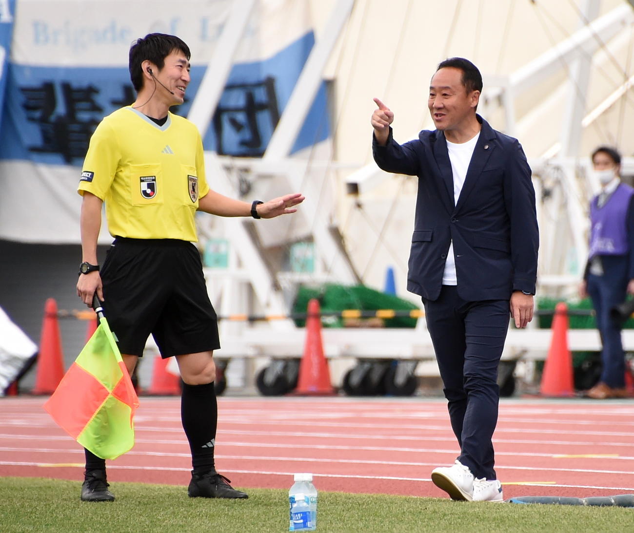町田対仙台　副審に笑顔で話しかける町田・黒田監督（右）（撮影・山田愛斗）
