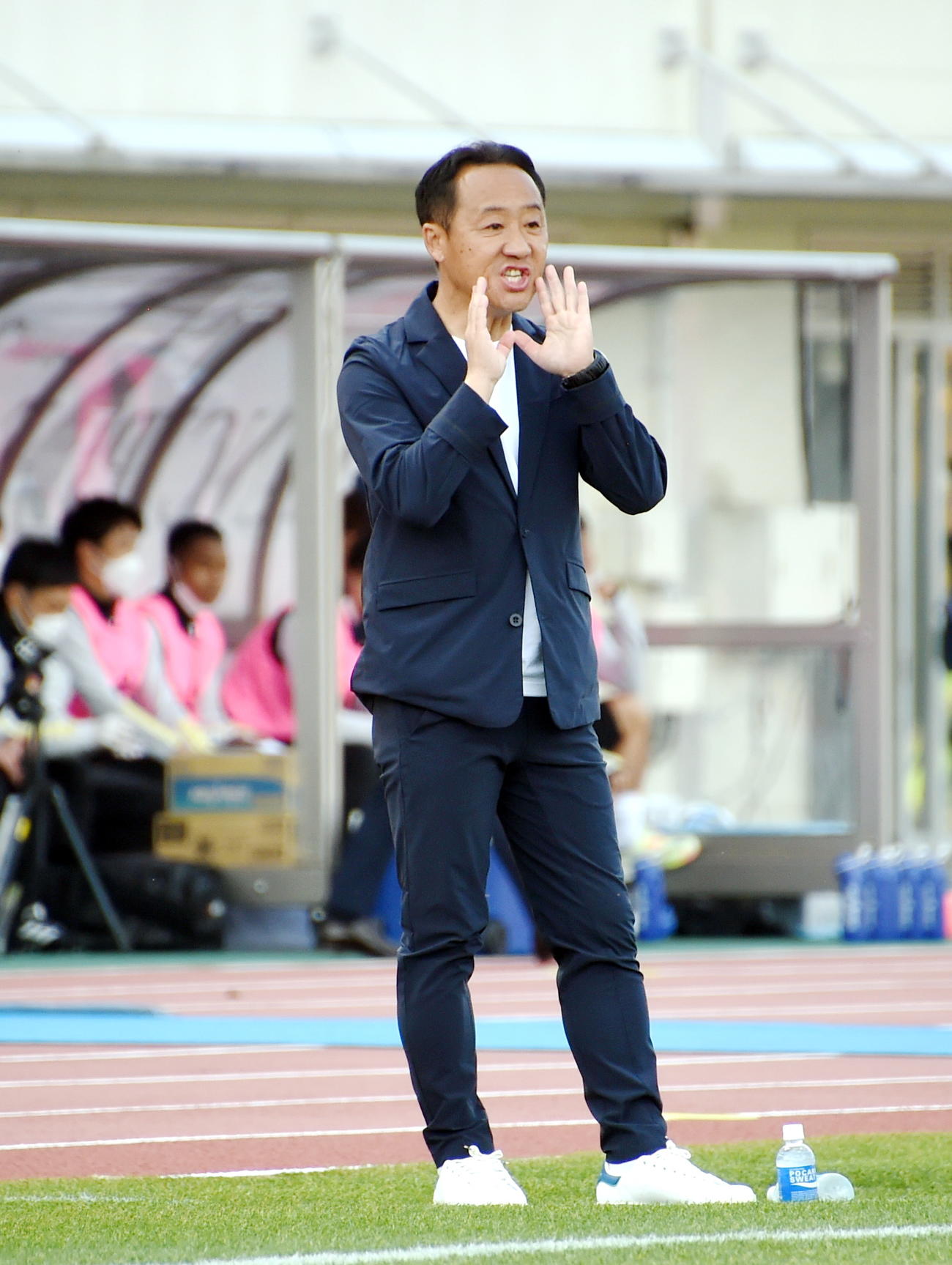 町田対仙台　ベンチ前で指示を送る町田・黒田監督（撮影・山田愛斗）