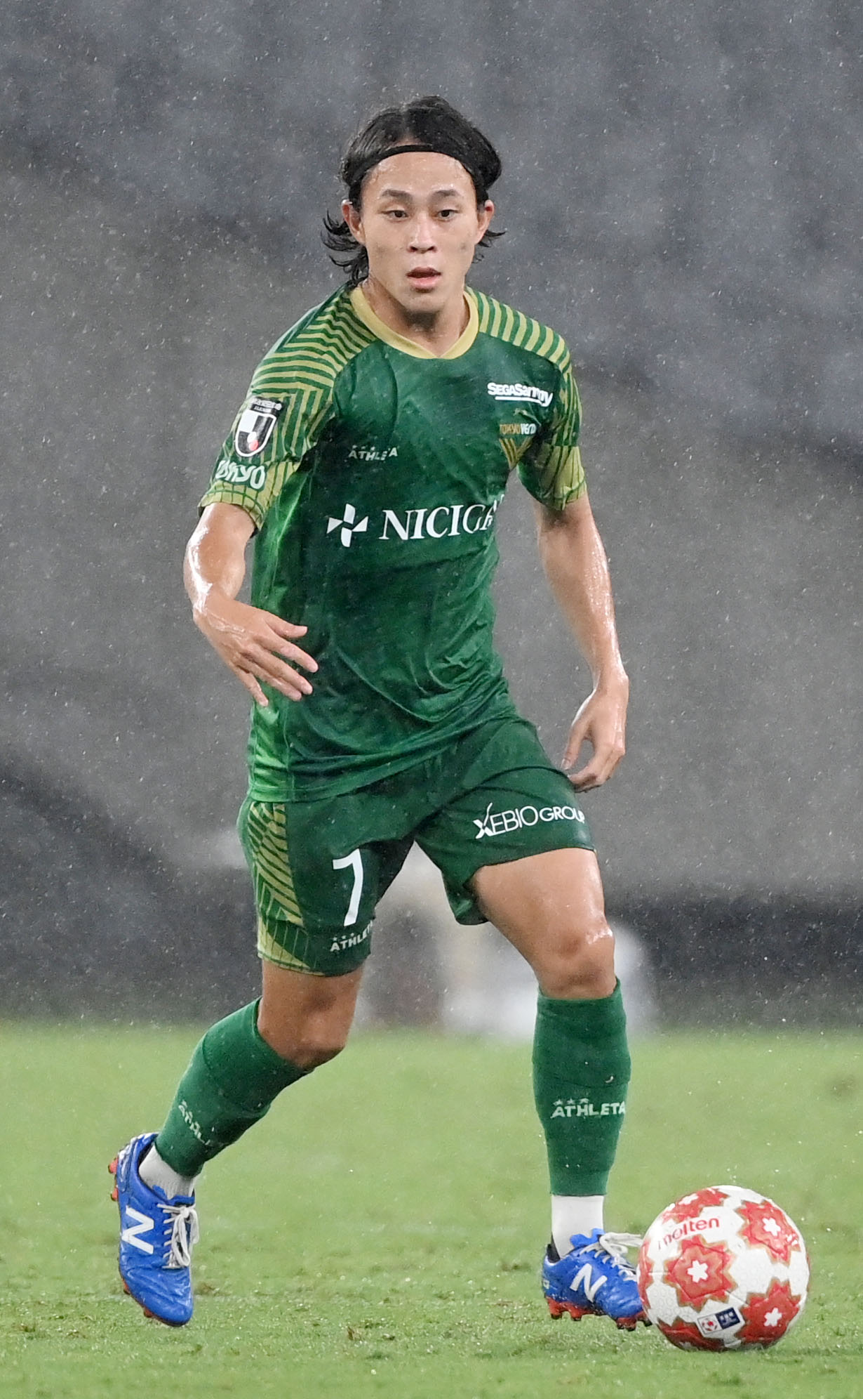ドリブルする東京V森田晃樹（2022年9月撮影）