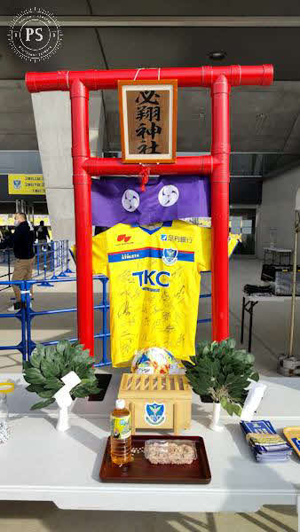 栃木SCのホーム、カンセキスタジアム正面入口に設置された必翔神社