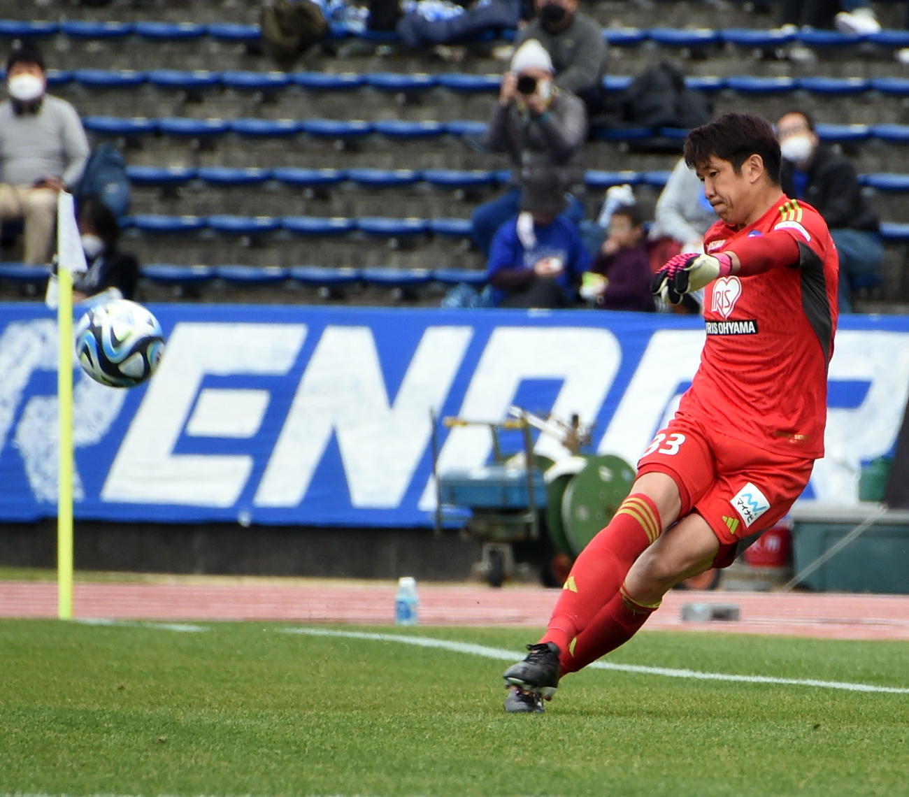 3年ぶりの公式戦出場を果たし、ゴールキックを蹴る仙台GK林（撮影・山田愛斗）