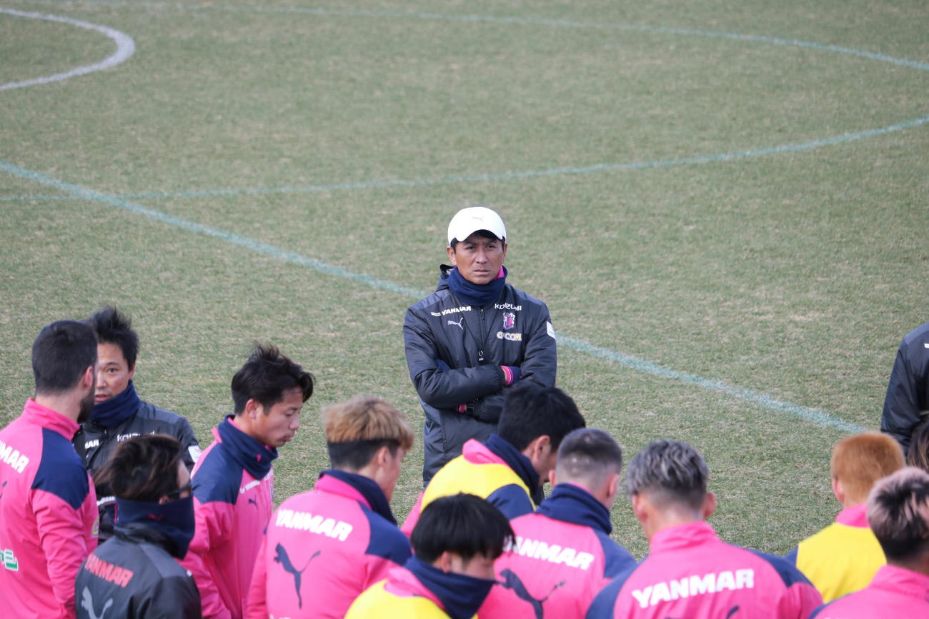 練習の指揮を執るC大阪の小菊昭雄監督
