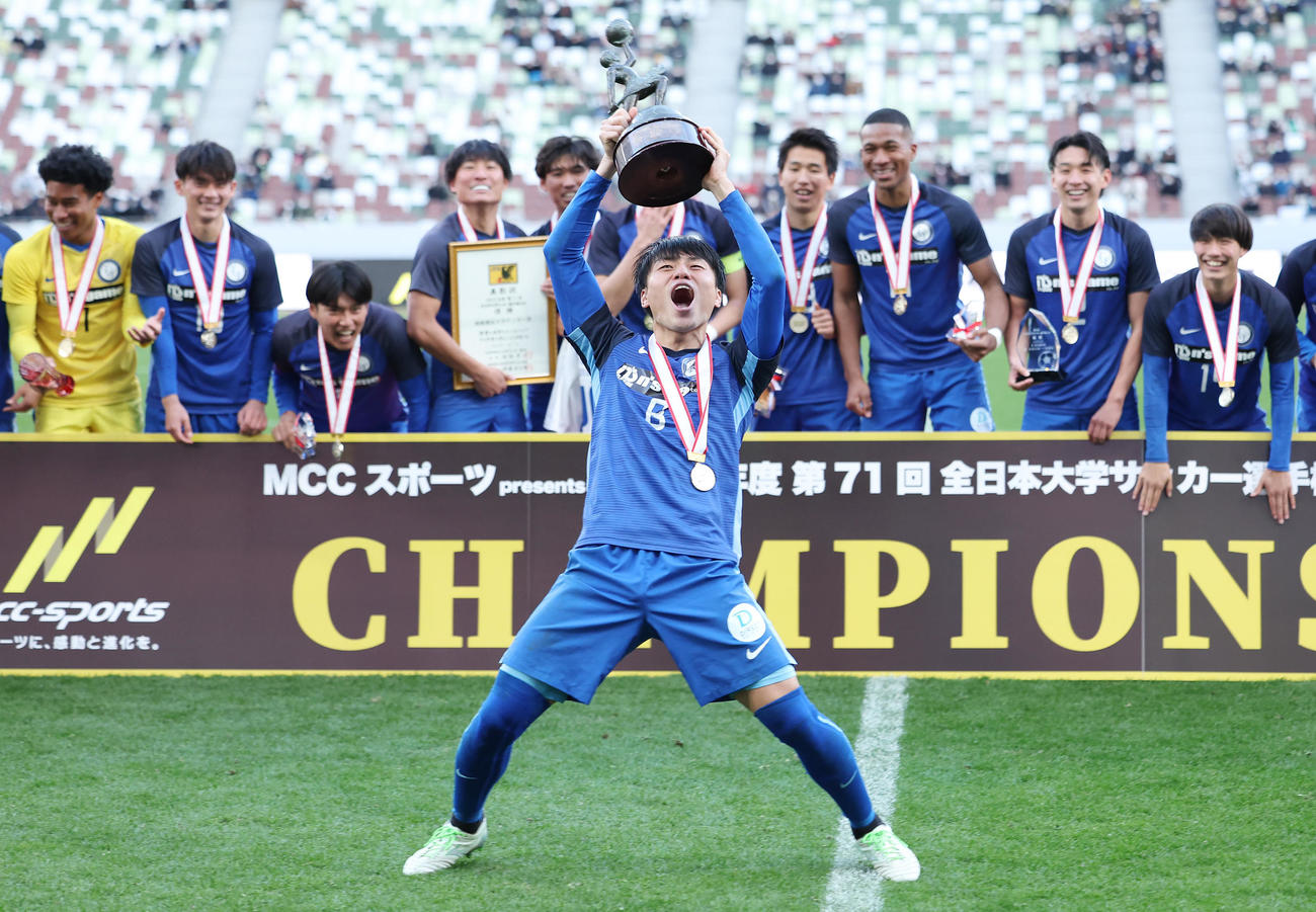 全日本大学サッカー選手権（インカレ）　決勝　新潟医療福祉大対桐蔭横浜大　優勝を決めたお決まりのパフォーマンスを見せる山内日向汰（手前）（2023年1月1日撮影）