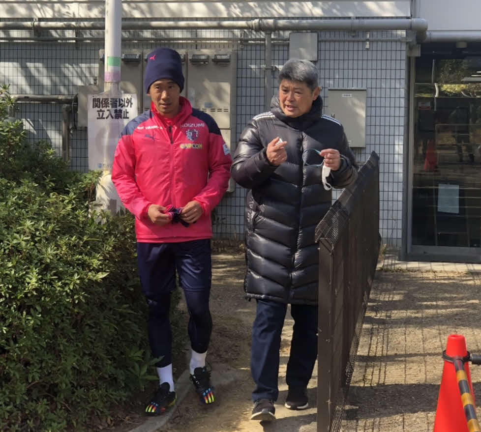 元C大阪GMの西村昭宏氏（右）と話をするMF香川真司