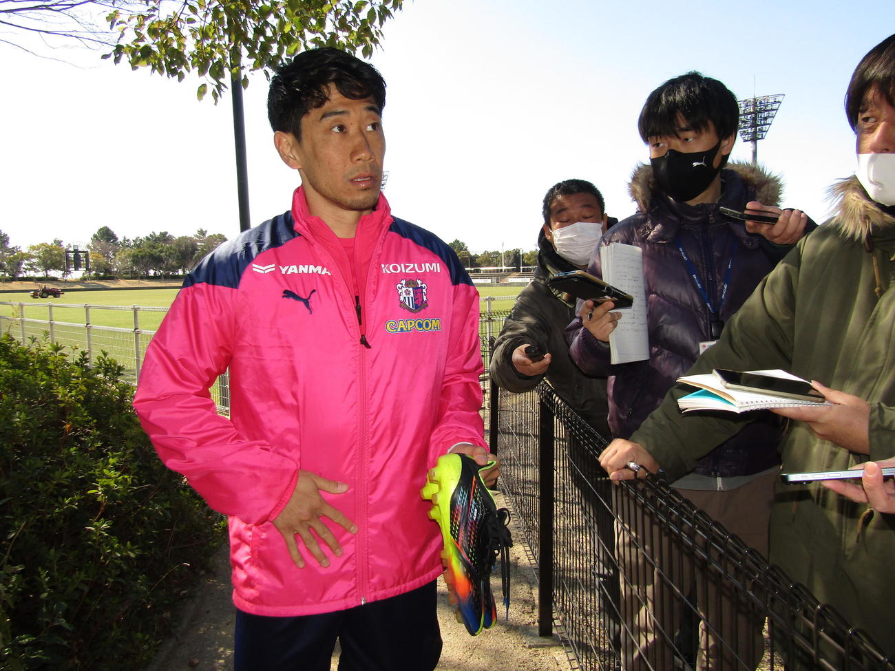 公開練習後に取材に応じるC大阪香川真司
