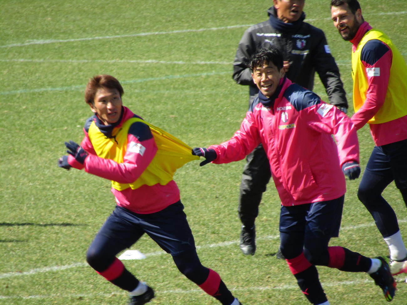 C大阪香川真司（右手前）は笑顔を見せながら練習に臨んだ