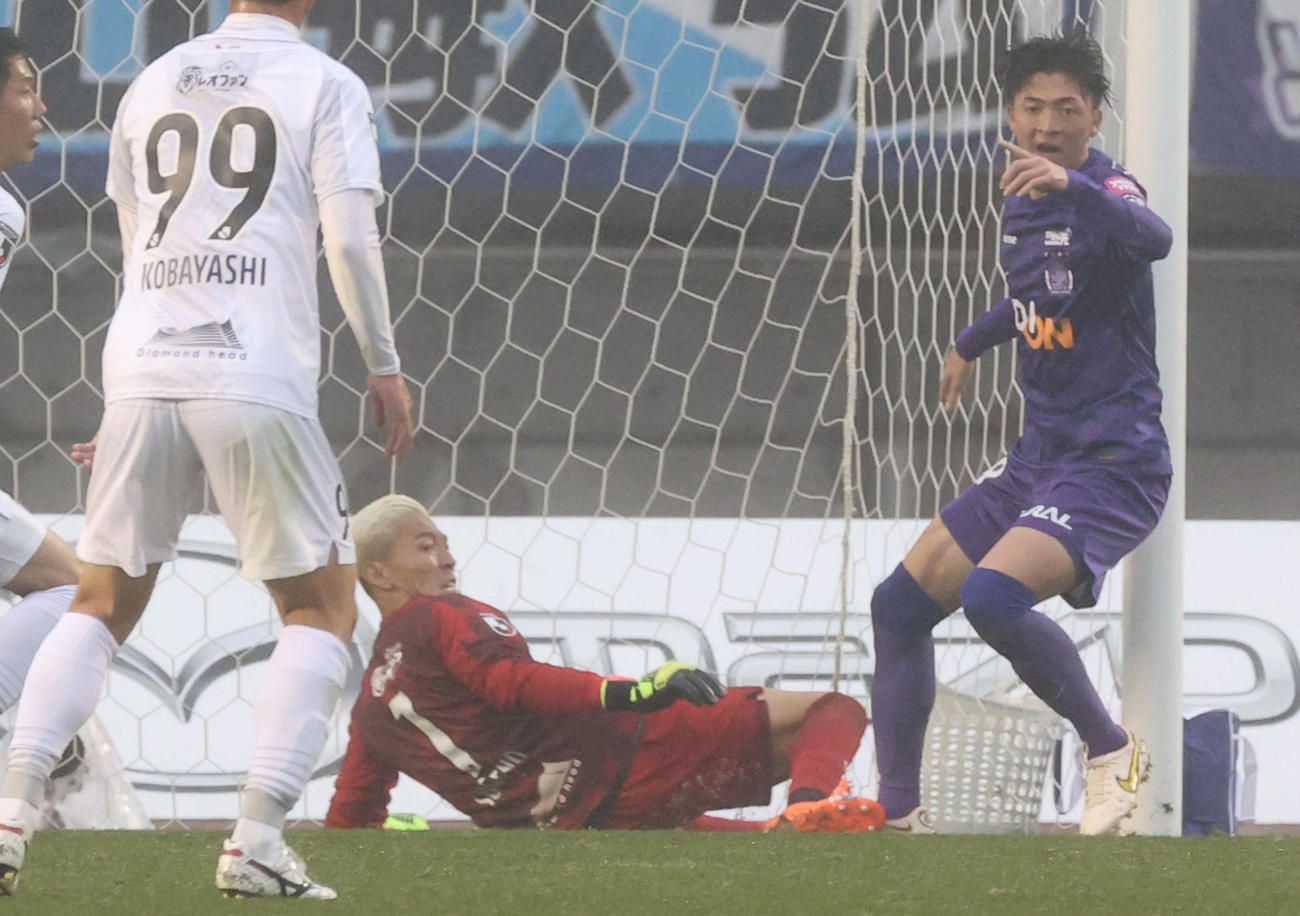 18日、広島戦の後半にセーブする札幌GK菅野
