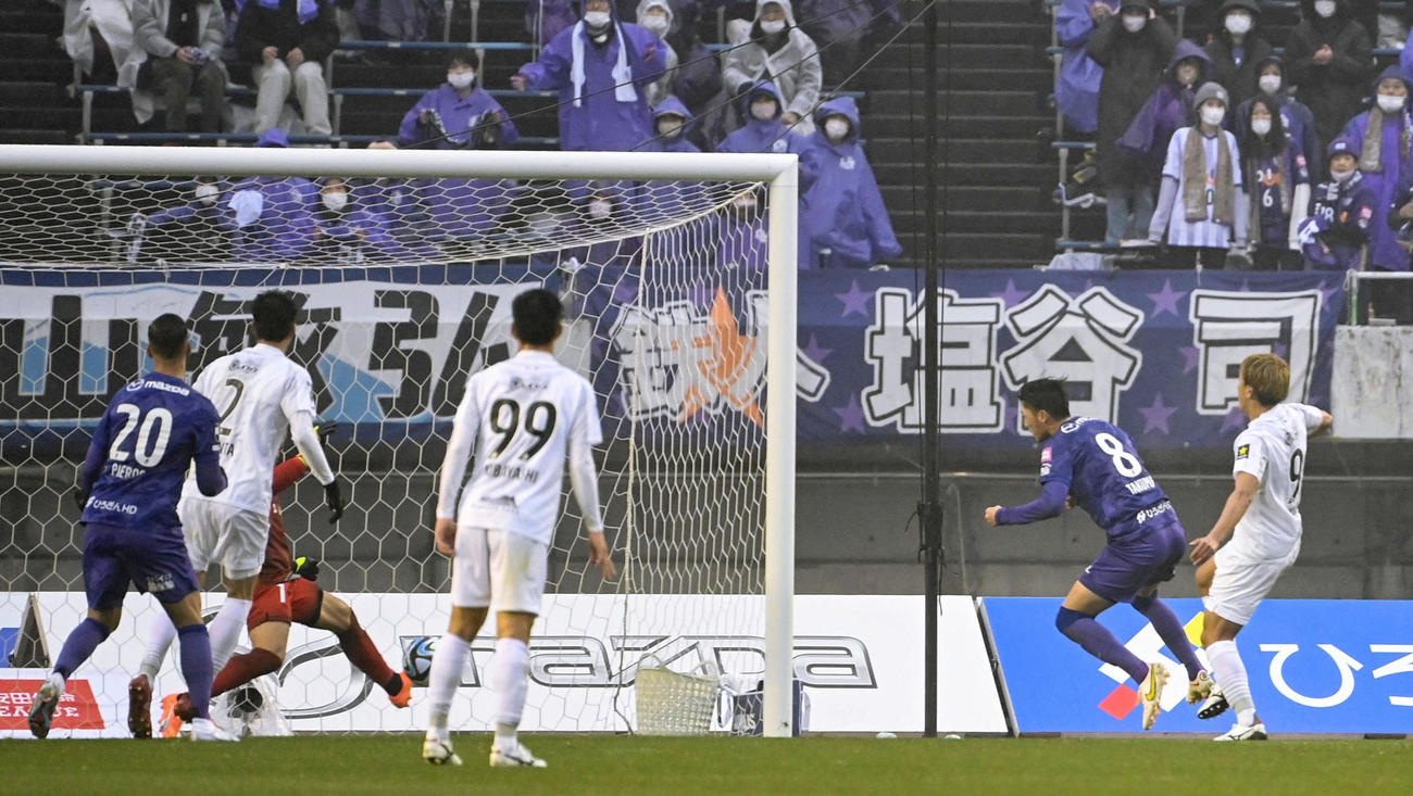 18日、札幌戦の後半、ヘディングシュートを放つ広島川村（8）（共同）