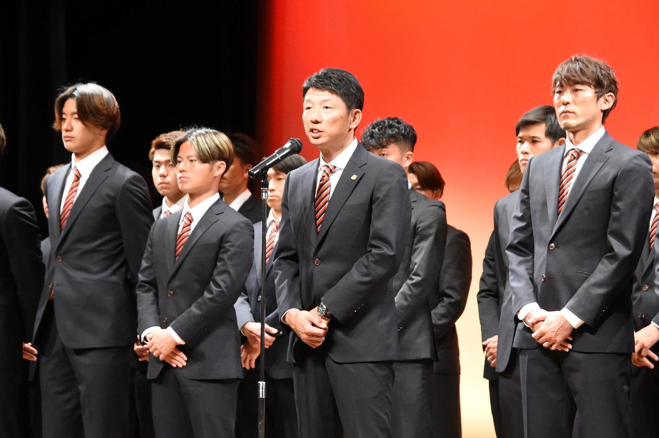 結団式であいさつする福島・服部監督（前列中央）。同列右は山本主将（撮影・山田愛斗）
